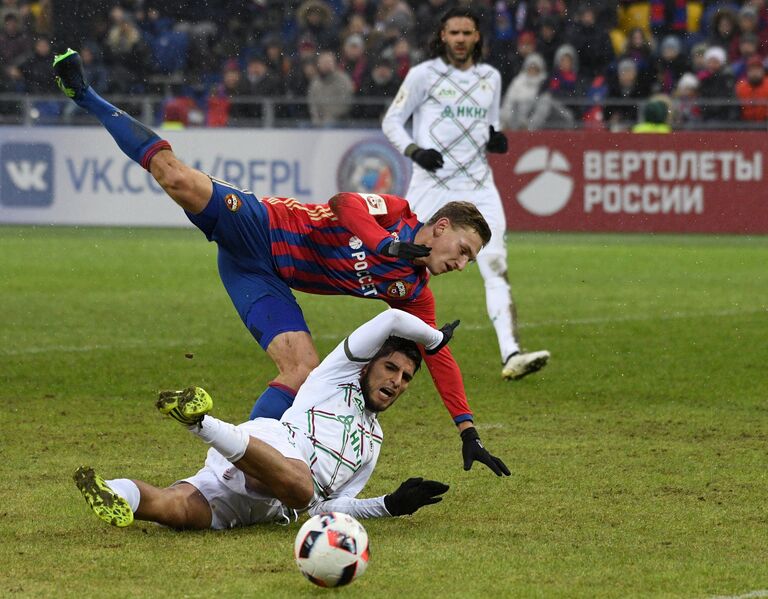 Защитник Рубина Карлос Самбрано, нападающий ЦСКА Фёдор Чалов и защитник Рубина Серхио Санчес (слева направо) Защитник Рубина Карлос Самбрано, нападающий ЦСКА Фёдор Чалов и защитник Рубина Серхио Санчес (слева направо)