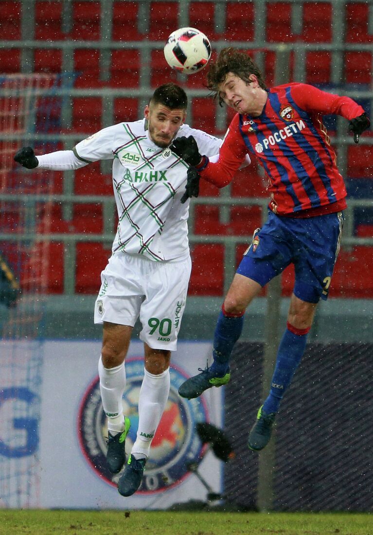 Защитник Рубина Тарас Бурлак (слева) и защитник ЦСКА Марио Фернандес Защитник Рубина Тарас Бурлак (слева) и защитник ЦСКА Марио Фернандес
