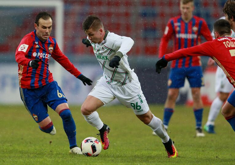 Полузащитник ЦСКА Бибрас Натхо (слева) и нападающий Рубина Рифат Жемалетдинов Полузащитник ЦСКА Бибрас Натхо (слева) и нападающий Рубина Рифат Жемалетдинов