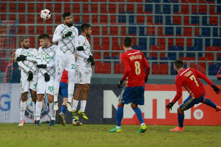 Футболисты Рубина Янн М'Вила, Тарас Бурлак, Рубен Рочина и Карлос Самбрано и футболисты ЦСКА Георги Миланов и Зоран Тошич (слева направо) Футболисты Рубина Янн М'Вила, Тарас Бурлак, Рубен Рочина и Карлос Самбрано и футболисты ЦСКА Георги Миланов и Зоран Тошич (слева направо)