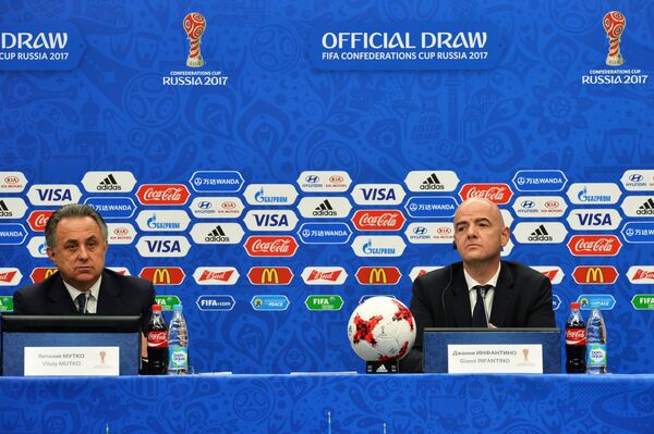 Президент ФИФА Джанни Инфантино (справа) и заместитель председателя правительства РФ, президент РФС Виталий Мутко