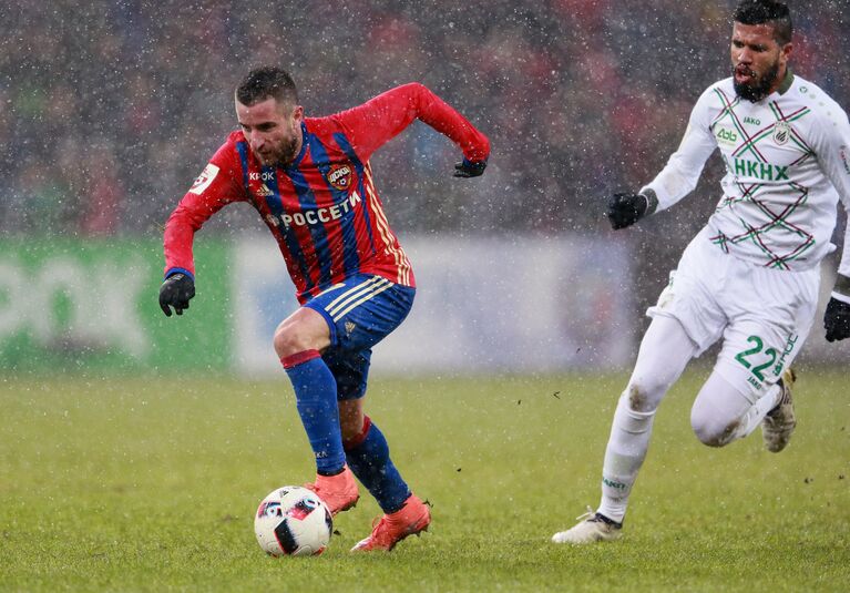 Полузащитник ЦСКА Зоран Тошич (слева) и нападающий Рубина Жонатас Полузащитник ЦСКА Зоран Тошич (слева) и нападающий Рубина Жонатас