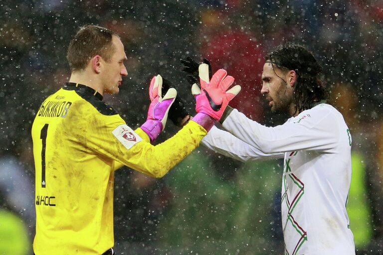 Вратарь Рубина Сергей Рыжиков (слева) и защитник Рубина Серхио Санчес Вратарь Рубина Сергей Рыжиков (слева) и защитник Рубина Серхио Санчес