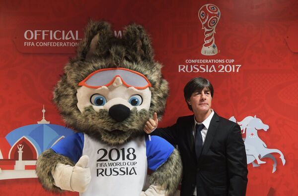 Йоахим Лёв (справа) и талисман чемпионата мира-2018 по футболу волк Забивака