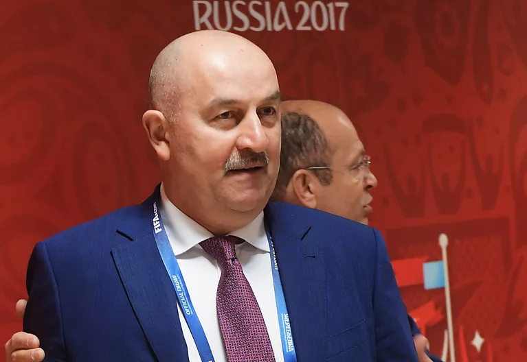 Главный тренер сборной России по футболу Станислав Черчесов (на первом плане) Главный тренер сборной России по футболу Станислав Черчесов (на первом плане)