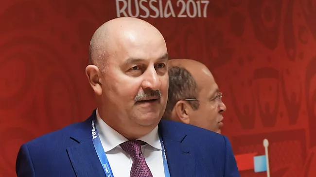 Главный тренер сборной России по футболу Станислав Черчесов (на первом плане)