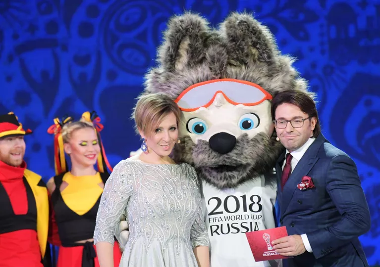 Яна Чурикова и Андрей Малахов с талисманом чемпионата мира-2018 по футболу волком Забивакой на церемонии официальной жеребьевки Кубка конфедераций-2017 Яна Чурикова и Андрей Малахов с талисманом чемпионата мира-2018 по футболу волком Забивакой на церемонии официальной жеребьевки Кубка конфедераций-2017