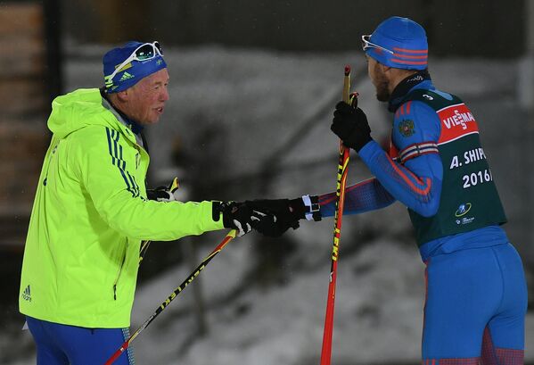Тренер сборной Швеции Вольфганг Пихлер и биатлонист сборной России Антон Шипулин (слева направо)