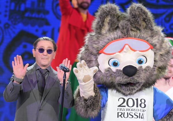 Певец Григорий Лепс и талисман чемпионата мира-2018 по футболу волк Забивака