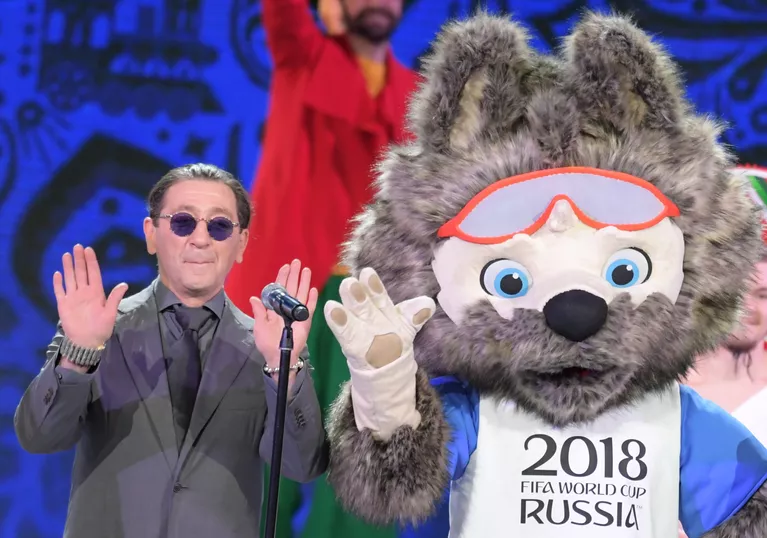Певец Григорий Лепс и талисман чемпионата мира-2018 по футболу волк Забивака Певец Григорий Лепс и талисман чемпионата мира-2018 по футболу волк Забивака