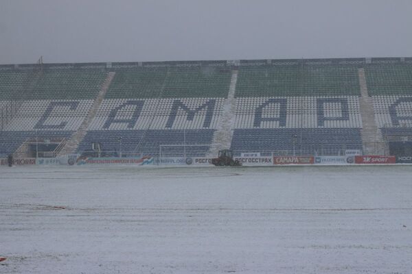 Снегопад перед началом матча 15-го тура РФПЛ Крылья Советов - Томь