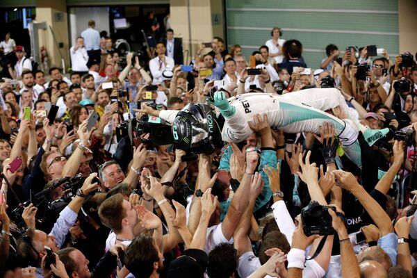 Пилот Мерседеса Нико Росберг, ставший новым чемпионом мира, после финиша на Гран-при Абу-Даби