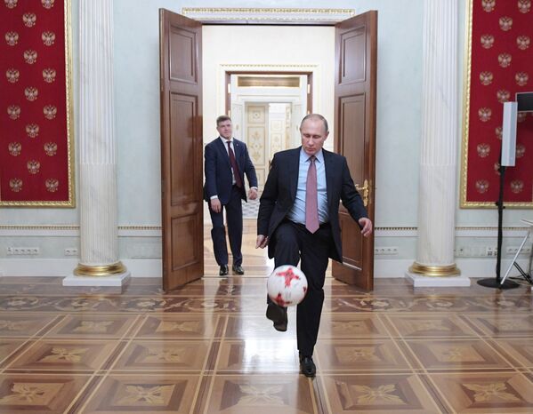 Президент РФ Владимир Путин с мячом