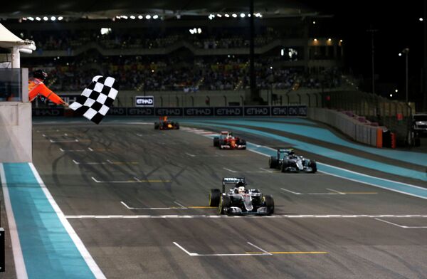 Победный финиш пилота Мерседеса Льюиса Хэмилтона (на первом плане) на Гран-при Абу-Даби