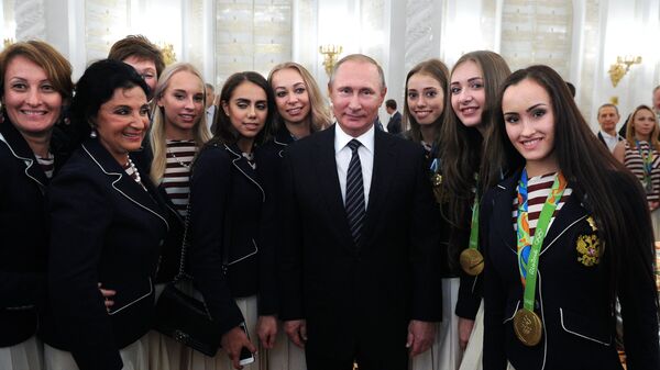 Президент РФ Владимир Путин и члены сборной по художественной гимнастики на торжественном приеме в Кремле