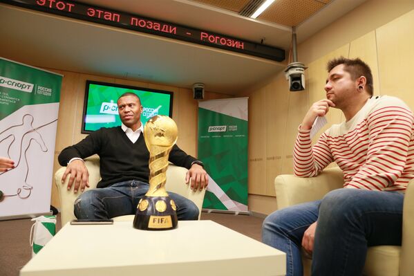 Экс-футболист сборной Бразилии Жулио Баптиста (слева) во время общения с корреспондентом Р-Спорт