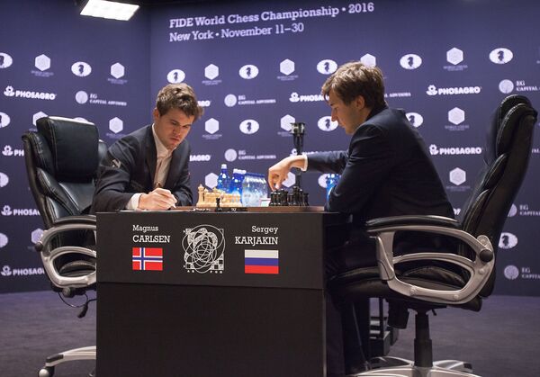 Гроссмейстер Магнус Карлсен и гроссмейстер Сергей Карякин (справа)