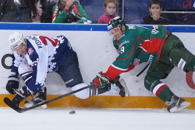 Форвард ХК Ак Барс Андрей Попов (справа) и защитник ХК Торпедо Иван Вишневский Форвард ХК Ак Барс Андрей Попов (справа) и защитник ХК Торпедо Иван Вишневский