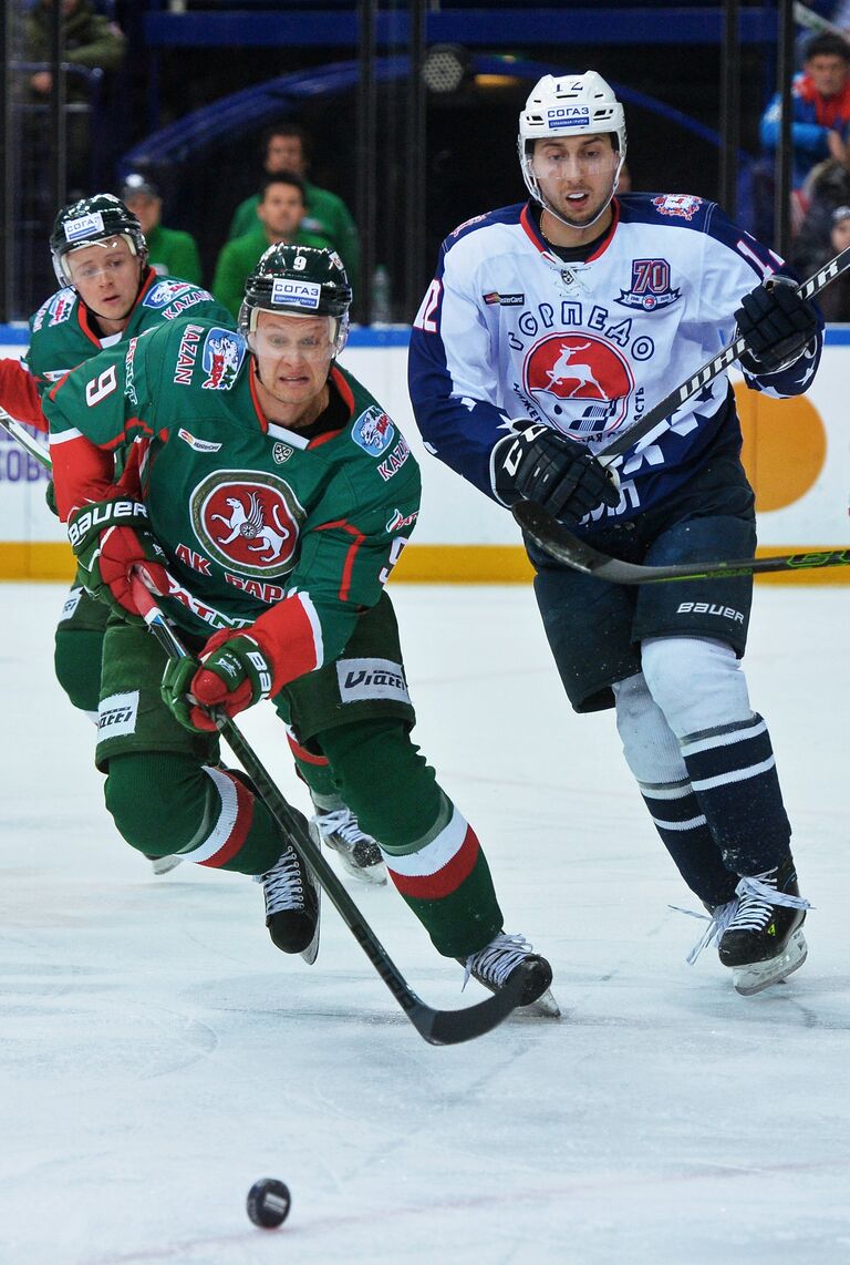 Форварды ХК Ак Барс Андрей Попов (слева) и ХК Торпедо Кирилл Рассказов Форварды ХК Ак Барс Андрей Попов (слева) и ХК Торпедо Кирилл Рассказов