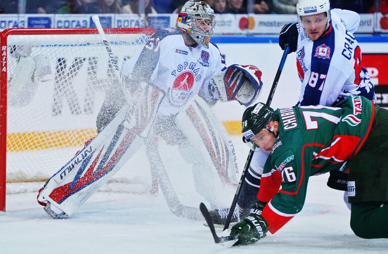 Вратарь ХК Торпедо Иван Касутин, форварды ХК Ак Барс Андрей Чибисов и ХК Торпедо Евгений Грачёв (слева направо) Вратарь ХК Торпедо Иван Касутин, форварды ХК Ак Барс Андрей Чибисов и ХК Торпедо Евгений Грачёв (слева направо)