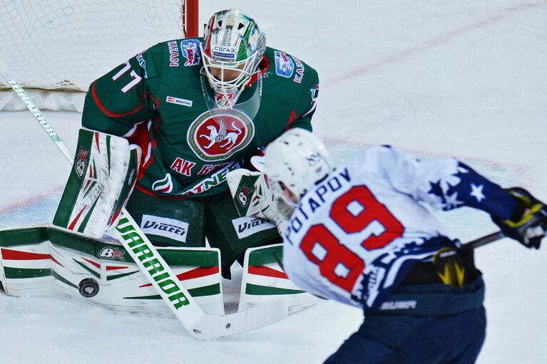 Вратарь ХК Ак Барс Эмиль Гарипов (слева) Вратарь ХК Ак Барс Эмиль Гарипов (слева)