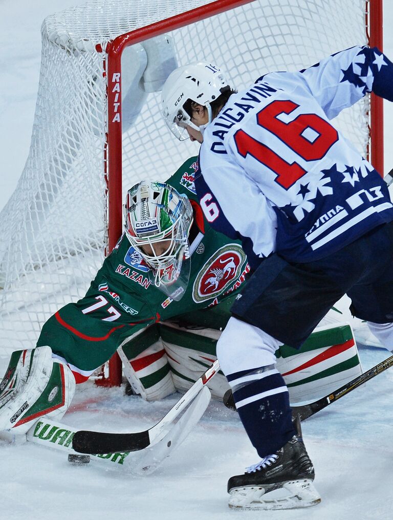 Форвард ХК Торпедо Каспарс Даугавиньш (справа) Форвард ХК Торпедо Каспарс Даугавиньш (справа)