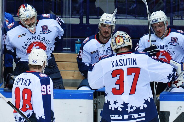 Вратарь ХК Торпедо Иван Касутин (второй справа) Вратарь ХК Торпедо Иван Касутин (второй справа)