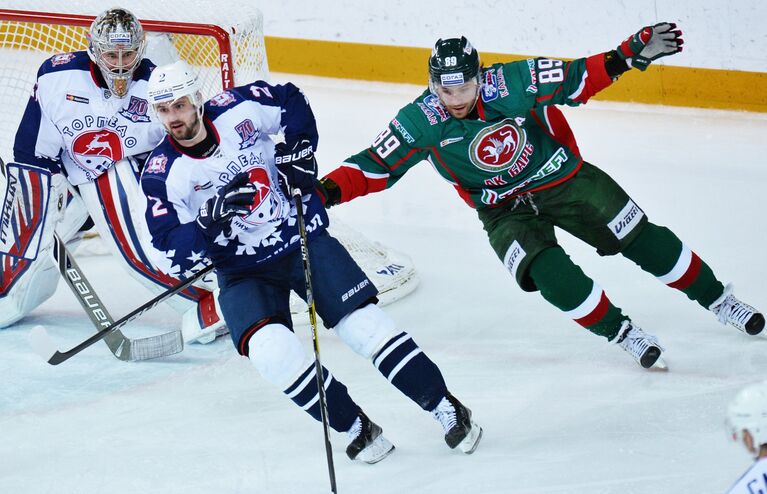 Вратарь ХК Торпедо Иван Касутин, защитник ХК Торпедо Станислав Егоршев и форвард ХК Ак Барс Артём Лукоянов (слева направо) Вратарь ХК Торпедо Иван Касутин, защитник ХК Торпедо Станислав Егоршев и форвард ХК Ак Барс Артём Лукоянов (слева направо)