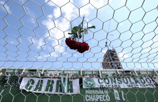 Цветы на сетке ворот домашнего стадиона бразильского ФК Шапекоэнсе