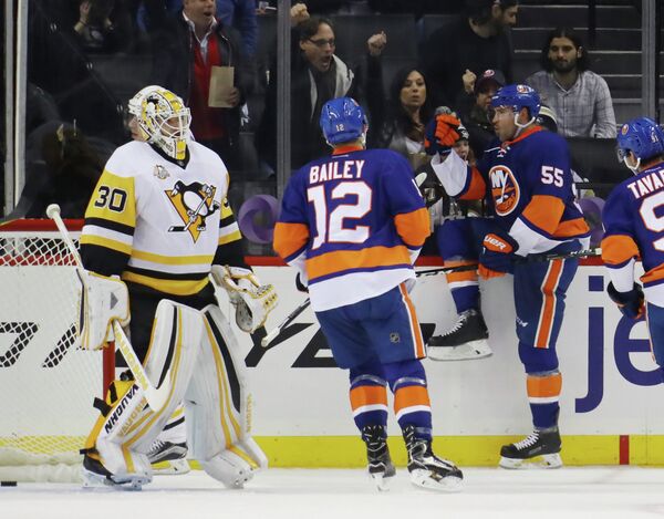 Хоккеисты Нью-Йорк Айлендерс радуются заброшенной шайбе в матче с Питтсбург Пингвинз