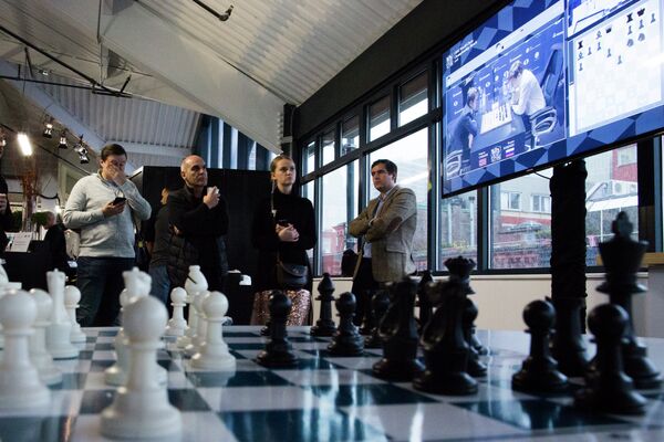 Зрители матча за мировую шахматную корону между норвежцем Магнусом Карлсеном и россиянином Сергеем Карякиным