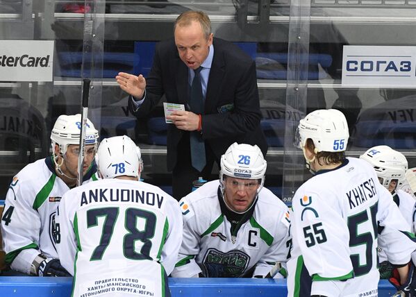 Главный тренер Югры Андрей Соколов (в центре на втором плане) и хоккеисты клуба