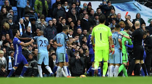 Судья показывает красную карточку нападающему Манчестер Сити Серхио Агуэро в матче против Челси