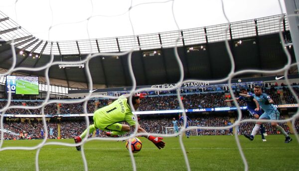 Нападающий Челси Диего Коста отправляет мяч в сетку ворот голкипера Манчестер Сити Клаудио Браво