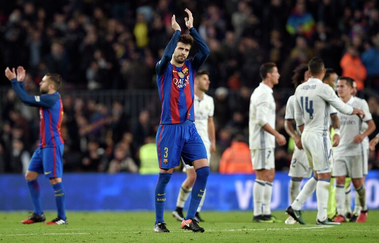Защитник Барселоны Жерар Пике (в центре) после окончания матча против мадридского Реала
