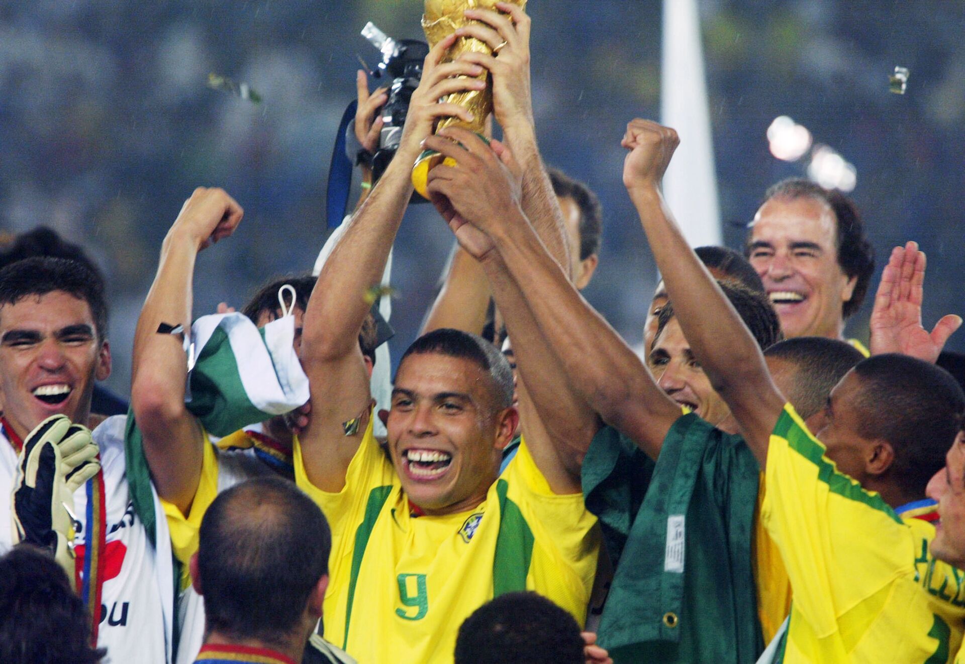 Форвард сборной Бразилии по футболу Роналдо (в центре) (2002 год) - РИА Новости, 1920, 30.03.2021