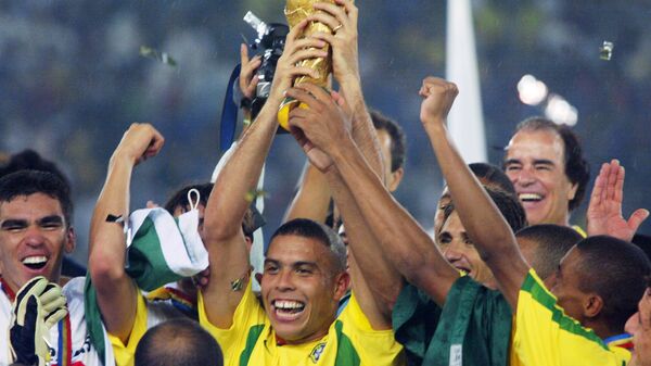 Форвард сборной Бразилии по футболу Роналдо (в центре) (2002 год)