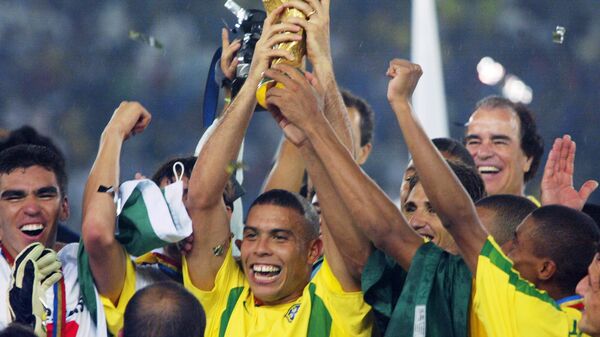 Форвард сборной Бразилии по футболу Роналдо (в центре) (2002 год)