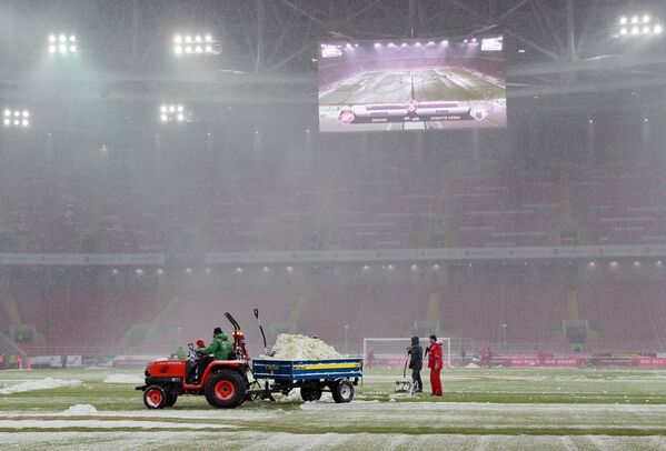 Уборка снега на стадионе Открытие Арена перед матчем между ФК Спартак и ФК Рубин