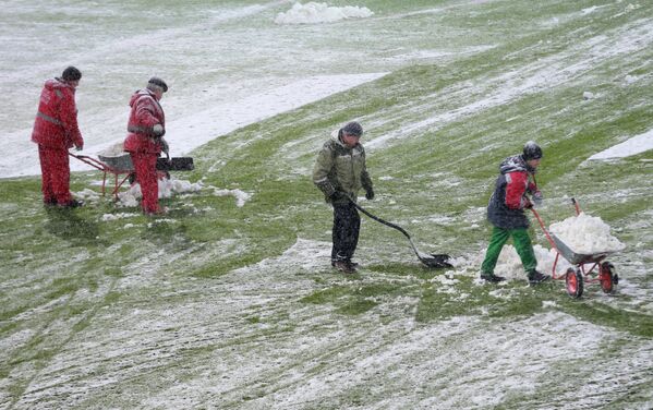 Уборка снега на стадионе Открытие Арена перед матчем между ФК Спартак и ФК Рубин