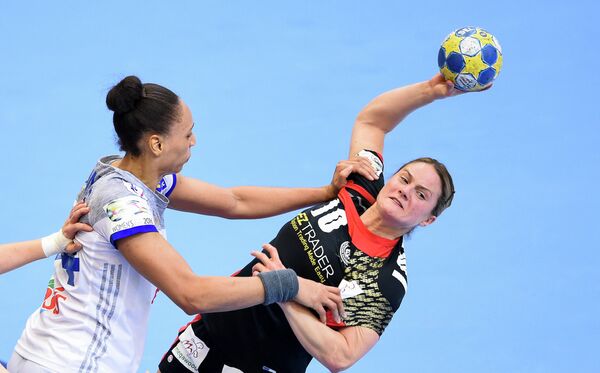 Игровой момент матча женского чемпионата Европы по гандболу между командами Германии и Франции