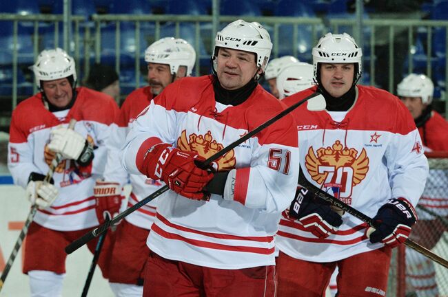 Андрей Коваленко (в центре)