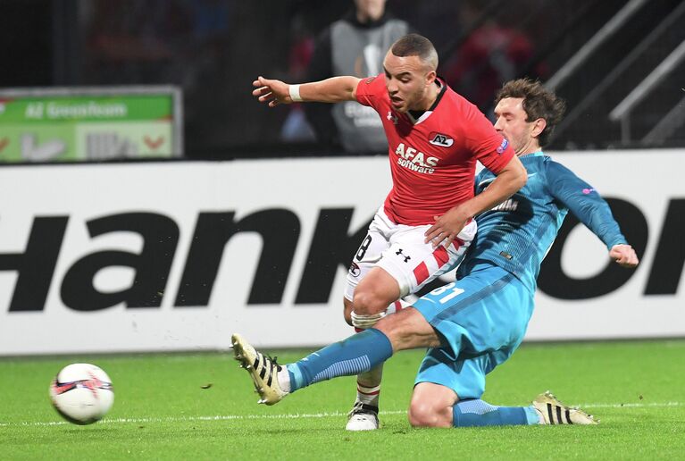 Хавбек АЗ Ильясс Бель Хассани и полузащитник Зенита Юрий Жирков (слева направо)