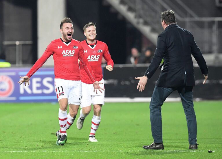 Футболисты АЗ радуются забитому мячу в ворота Зенита