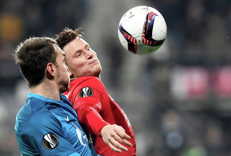 Нападающий Зенита Артем Дзюба (слева)