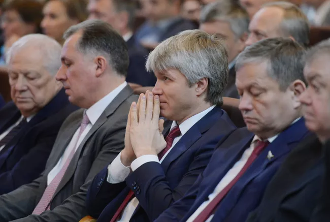Павел Колобков (в центре)