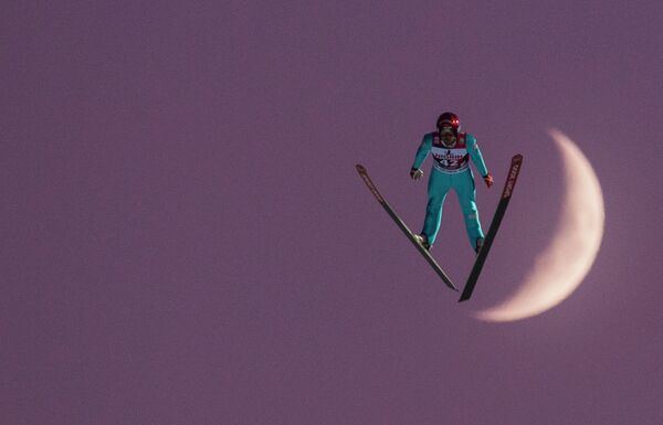 Французский летающий лыжник Венсан Дескомб Севуа на этапе Кубка мира по прыжкам на лыжах с трамплина в Германии