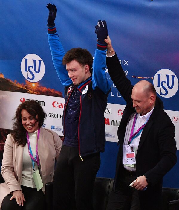 Российский фигурист Дмитрий Алиев (в центре), тренер Евгений Рукавицын (справа) и хореограф Ольга Глинка (слева)