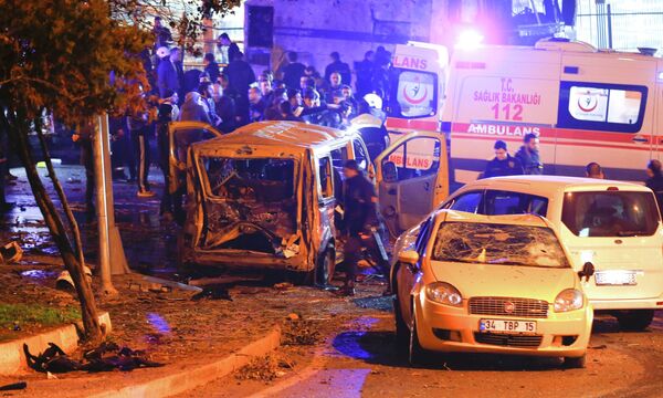 Последствия взрыва около стадиона турецкого клуба Бешикташ