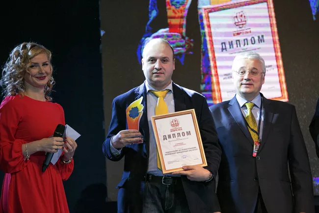 Проректор МАИ по воспитательной работе Сергей Куликов (в центре)